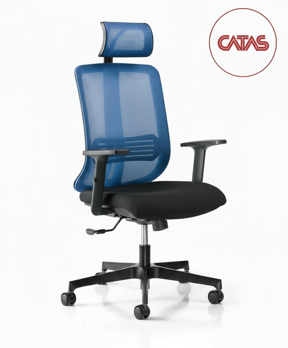 Poltrona operativa Zefiro blu con schienale in rete, braccioli e base nera.