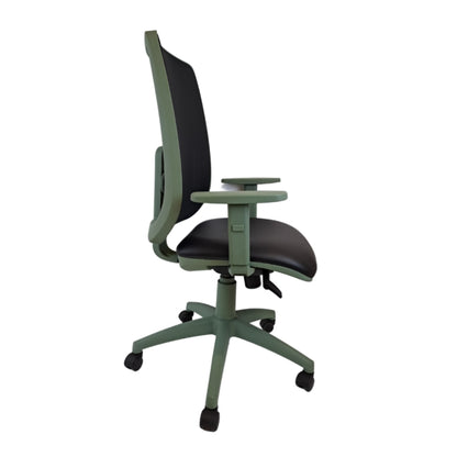 Sedia Ufficio Ergonomica Verde Salvia, Poltrona Scrivania con Supporto Lombare X-Flow, Braccioli Regolabili, Seduta in Eco-Pelle e Schienale Traspirante, Design Moderno Bio-Style.