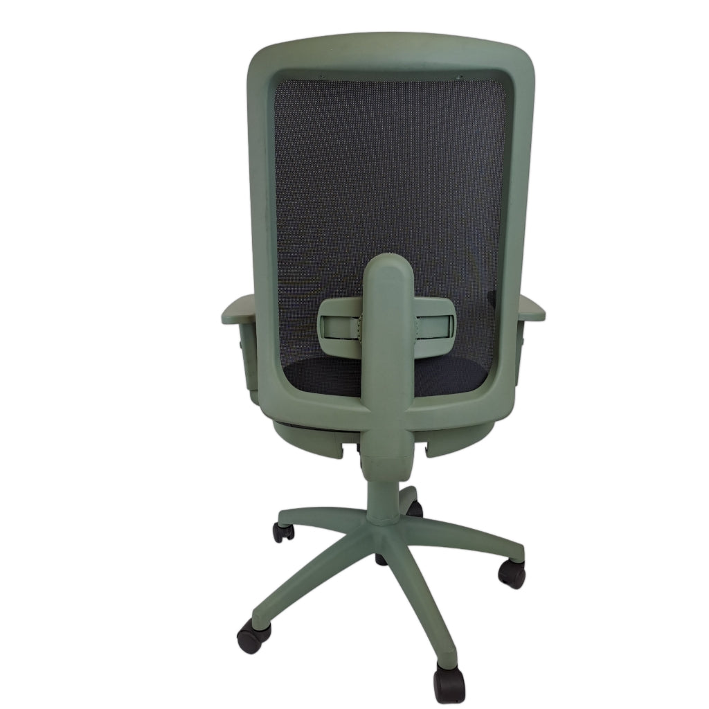 Sedia Ufficio Ergonomica Verde Salvia, Poltrona Scrivania con Supporto Lombare X-Flow, Braccioli Regolabili, Seduta in Eco-Pelle e Schienale Traspirante, Design Moderno Bio-Style.