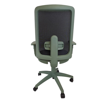 Sedia Ufficio Ergonomica Verde Salvia, Poltrona Scrivania con Supporto Lombare X-Flow, Braccioli Regolabili, Seduta in Eco-Pelle e Schienale Traspirante, Design Moderno Bio-Style.