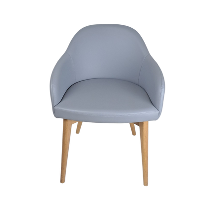 Poltrona Carol – Poltroncina Imbottita con Gambe in Legno